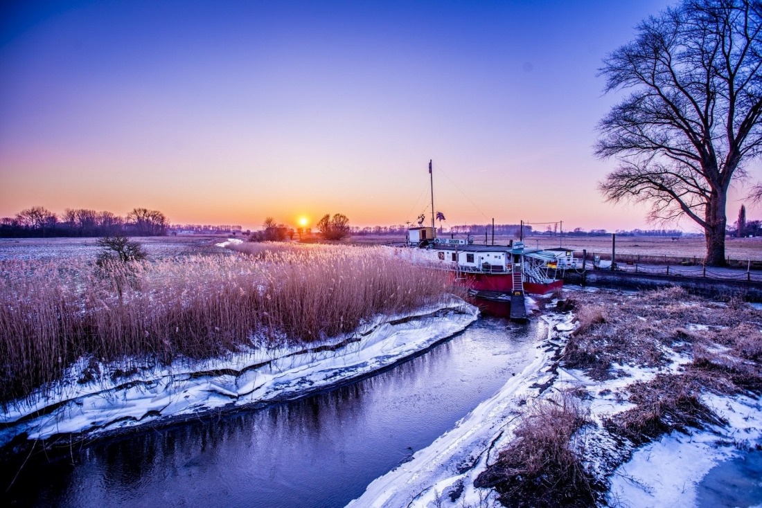 Thetaerschiff Batavia im winterlichen Sonnenuntergang an der Wedeler Au