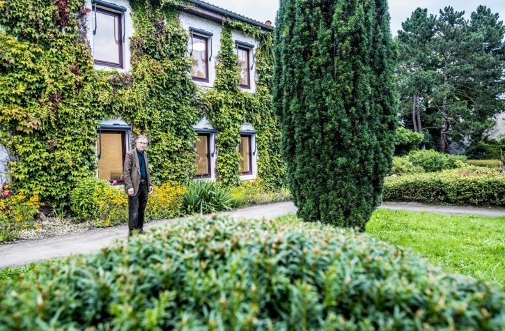 Dirk Justus Vorstand EduardBargheer Museum, vor dem Museum im Jenischpark August 2017