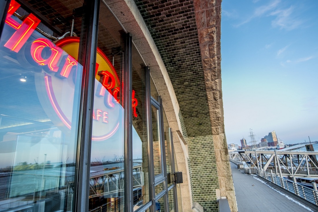 Aussicht auf die Landungsbrücken vom Hard Rock Cafe