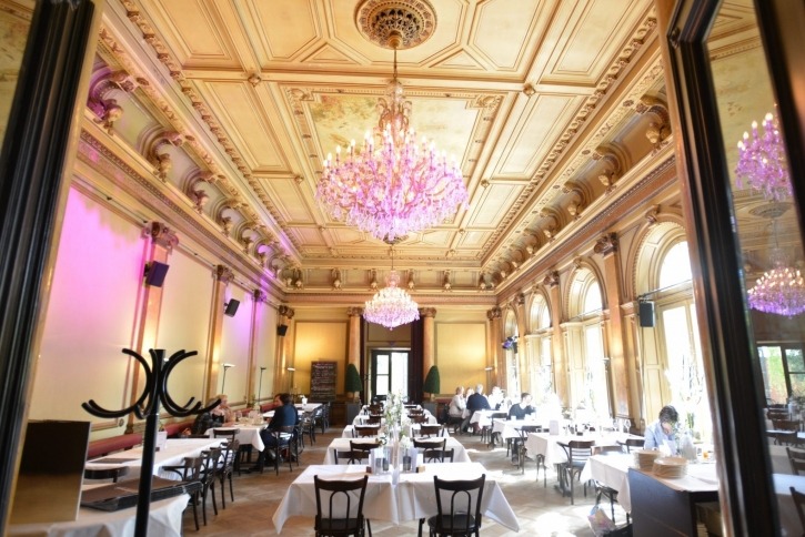 Großer Saal. Das Literaturhauscafe an der Alster ein schöner Ort für Veranstaltungen, Event, Sonntagsbrunch, Cafe, Lesungen
