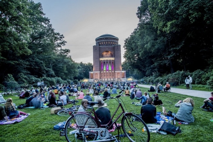 kostenfreies Stadtparkerlebnis, die Klangwolke im rund um das Planetarium