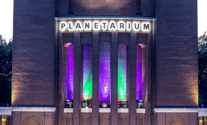 kostenfreies Stadtparkerlebnis, die Klangwolke im und um das Planetarium