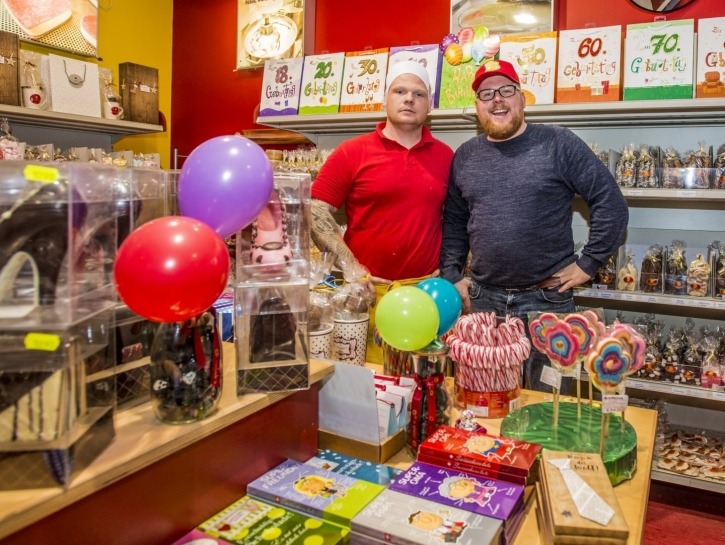 Christopher und Bastian Bierbaum machen DEN Hamburger Speck, in ihrem Outlet-Laden, Bei den Kämpen 9 (Gewerbegebiet), 21220 Ramelsloh.