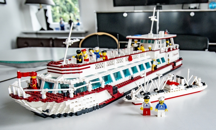 Na LEGO: Die Commodore, ein Fahrgastschiff von Barkassen Meyer und die Cap San Diago als Mini Moc. Piet und die NEUE Figur der FloatingBricks sind auf dem Weg zu den Modellbautagen im Internationalen Museum