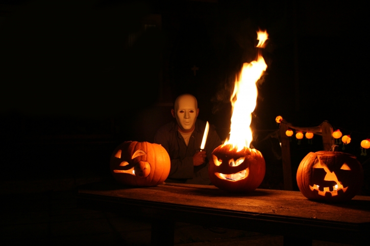 Halloween-Szene mit Kürbis und Maske