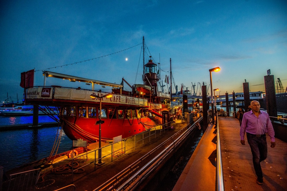 Dsa Feuerschiff: Blick auf den Sporthafen am Abend