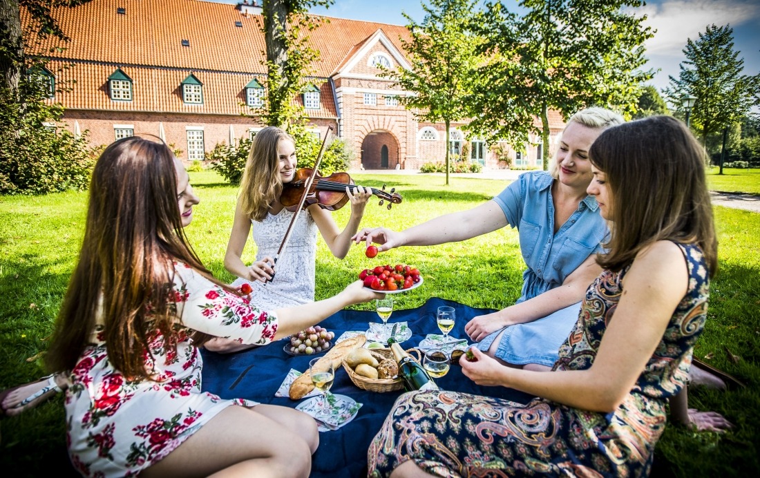 Festivals: junge Musikerin in Schleswig-Holstein