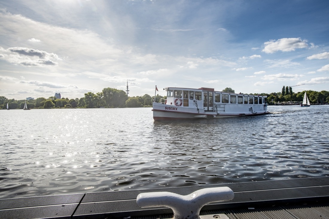 Tea Time: Schiff der Alster-Touristik