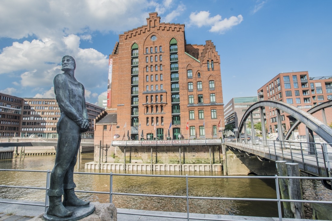Hamburgensien: die Störtebeker-Statue in der Hafencity