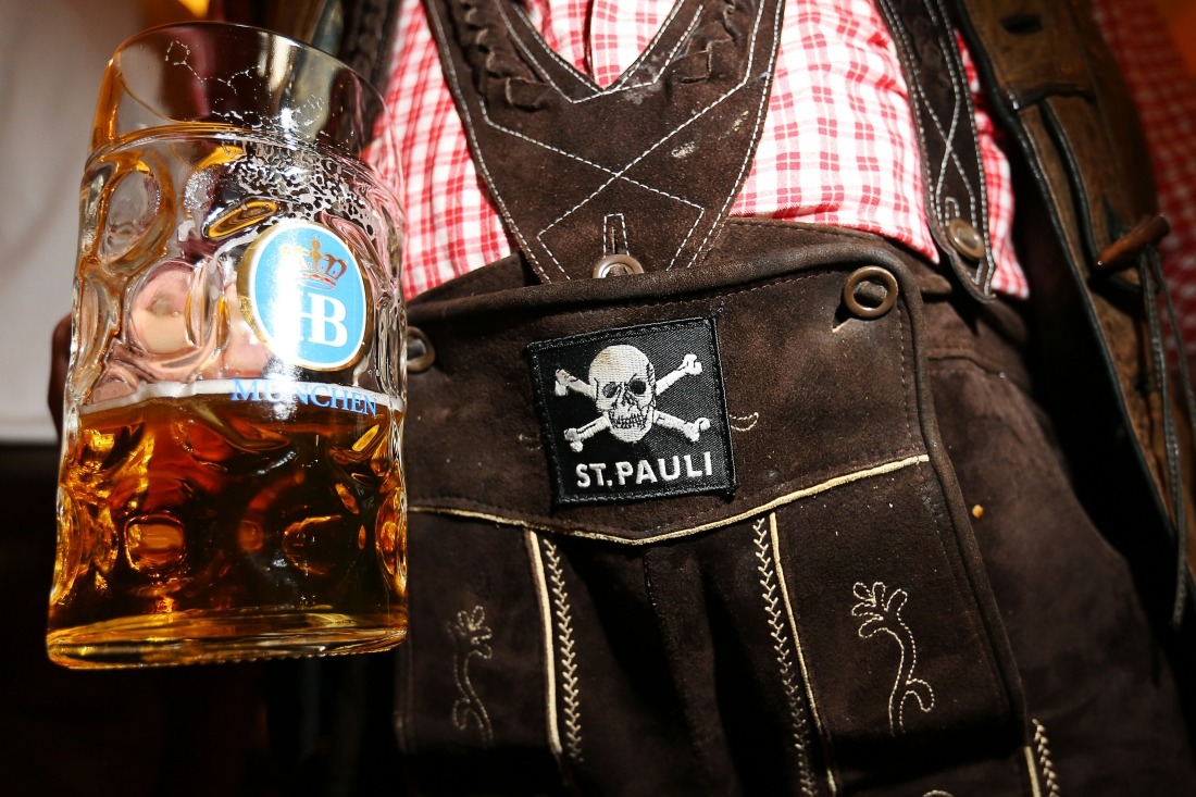 Oktoberfeste: Mann mit Lederhose, St. Pauli Sticker und Maß