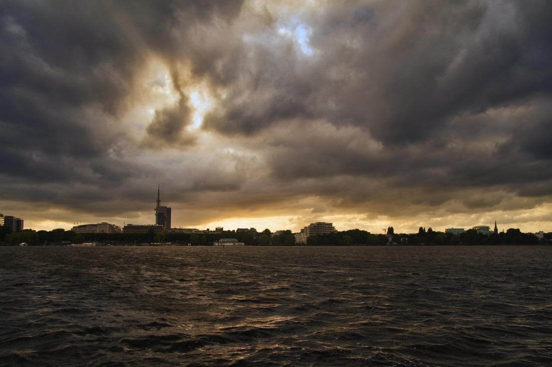 Hamburg: Wolken und Wind an der Alster