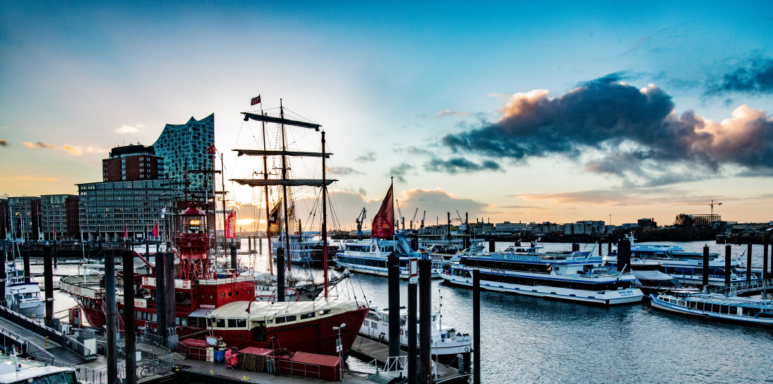 Hamburg rockt: Blick auf Hafen und Elphi