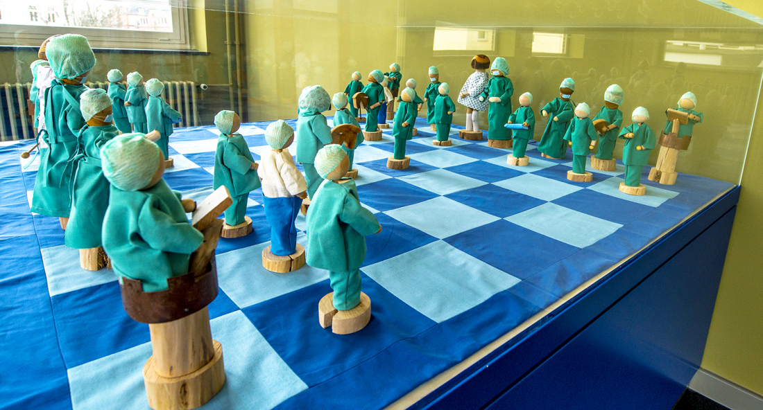Helden der Medizin: Schachbrett mit Ärzten