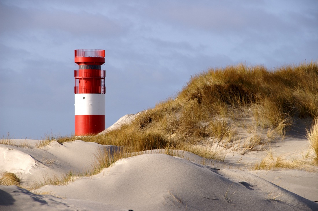 Helgoland: Leuchtturm am Strand