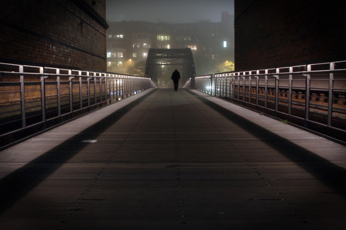 November: Brücke in die HafenCity im Nebel