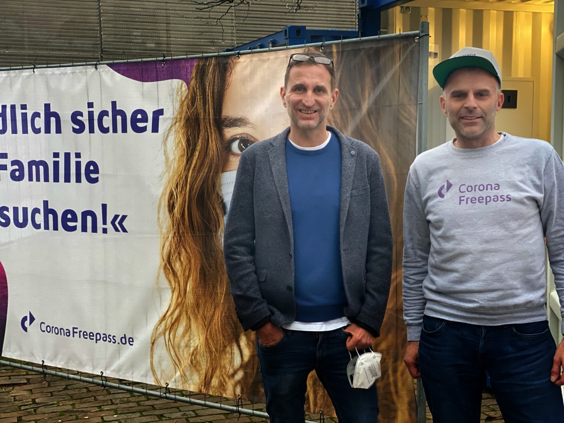Axel Strehlitz (links) und Heiko Fuchs (rechts) vor ihrem Testzentrum