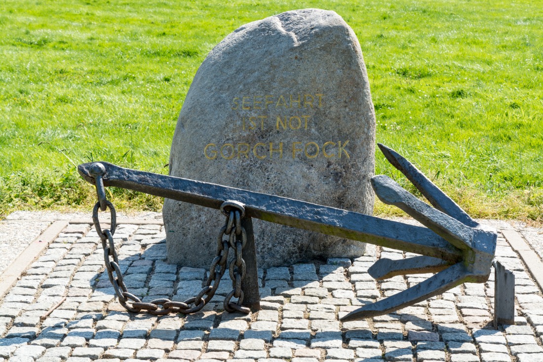 Anker los: Gedenkstein in Finkenwerder