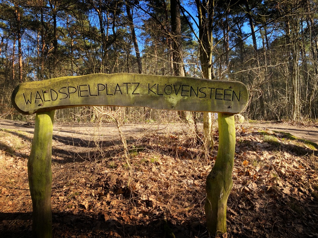 Schnaakenmoor: Hinweisschild zum Waldspielplatz im Klövensteen
