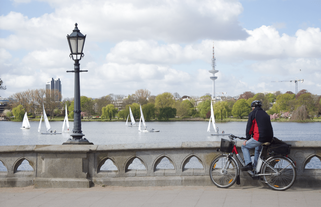 Endlich wieder Frühling: Radfahrer trofft Segler