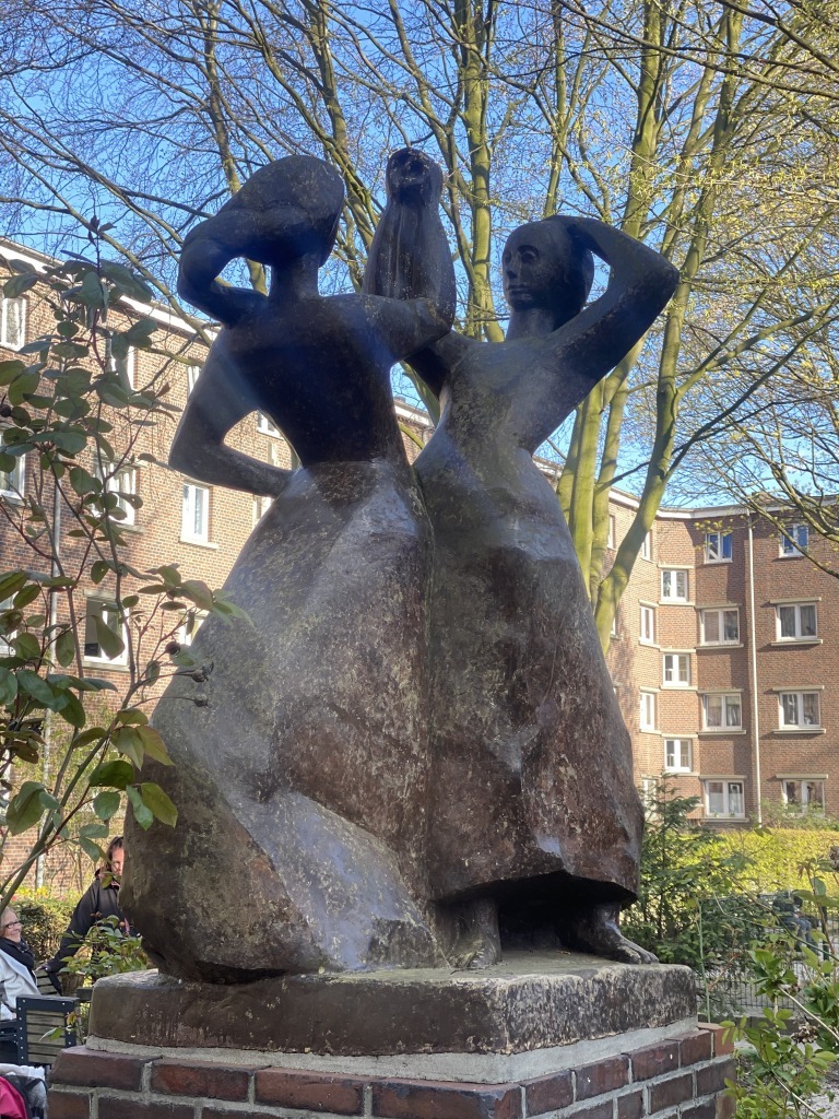 Dulsberg: Statue „Tanzende Mädchen“