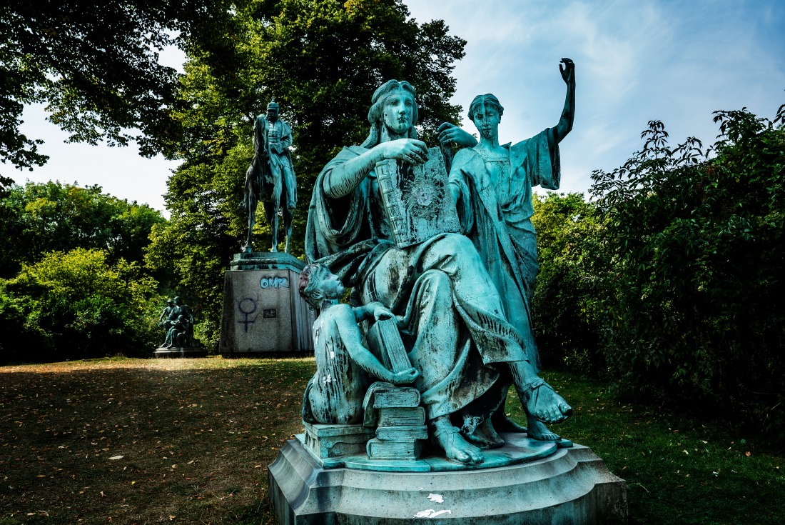 Denkmal Kaiser Wilhelm I in Planten un Blomen mit Allegorien dazu